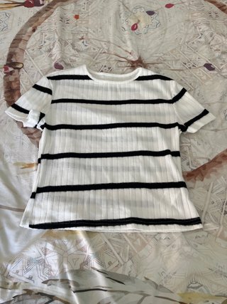Camiseta de rayas blancas y negras