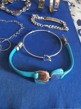 Lote de 9 pulseras nuevas y de regalo 3 anillos