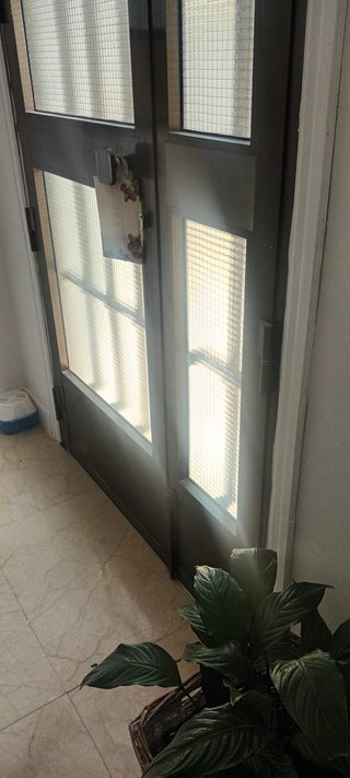 Puerta de aluminio con marco