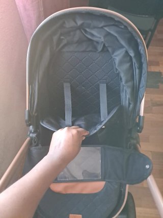 Carrito de bebé negro y dorado