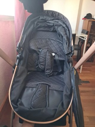 Carrito de bebé negro y dorado