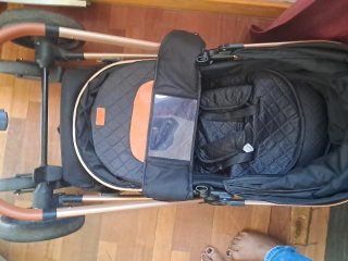Carrito de bebé negro y dorado