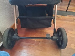 Carrito de bebé negro y dorado
