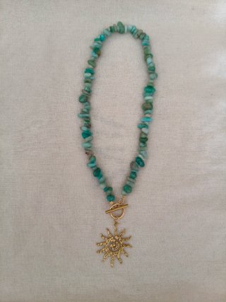 Collar de piedras turquesa y sol dorado
