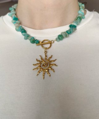 Collar de piedras turquesa y sol dorado