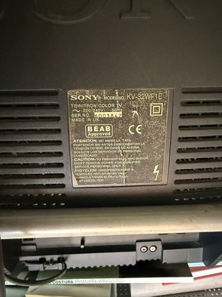Televisor Sony CRT con soporte