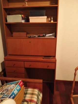 Escritorio de madera con 6 cajones