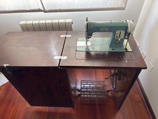 Máquina de coser Alfa antigua