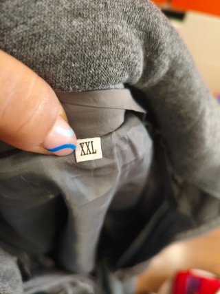 Chaqueta gris con capucha