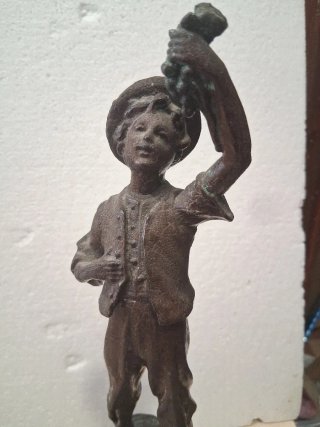 Figura niño con racimo de uvas de calamina