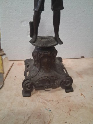 Figura niño con racimo de uvas de calamina