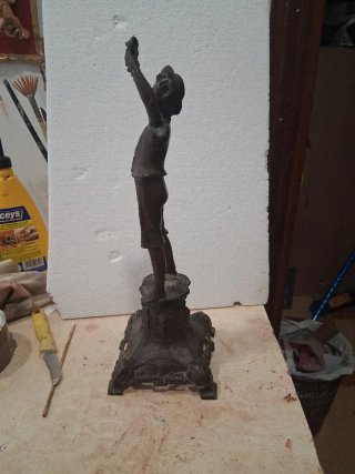 Figura niño con racimo de uvas de calamina