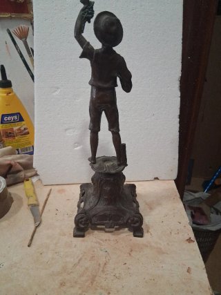 Figura niño con racimo de uvas de calamina