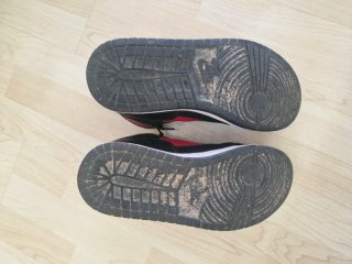 Zapatillas Jordan Negras y Rojas