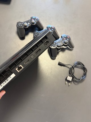 PS3 Super Slim con 3 controller