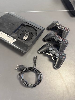 PS3 Super Slim con 3 controller