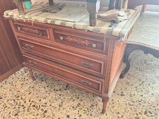 Cómoda de madera con detalles dorados