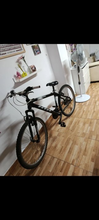 Bicicleta de montaña negra