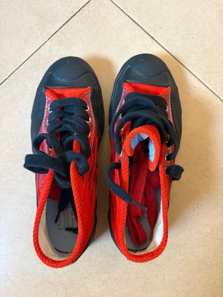Converse rojas y negras con llamas