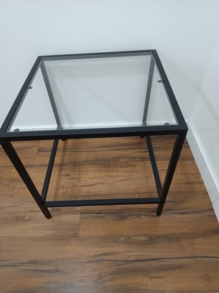 Mesa auxiliar cristal y metal negro