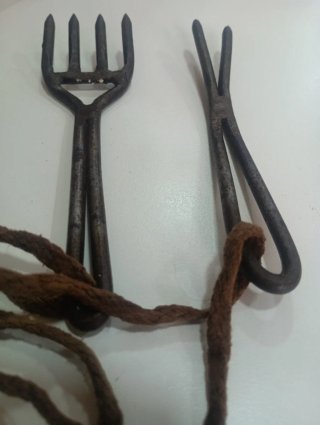 Tenedores antiguos de metal