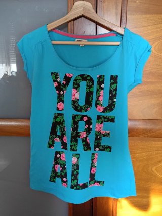Camiseta azul con flores rosas Inside
