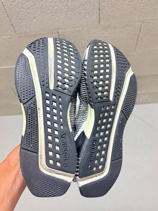 Zapatillas deportivas negras y blancas