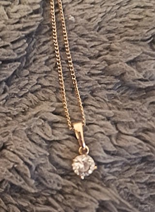 Colgante bañado en oro con cadena