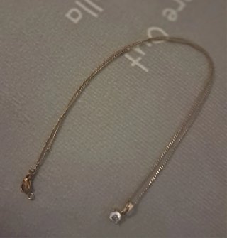 Colgante bañado en oro con cadena
