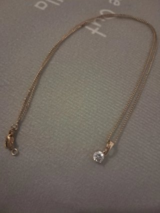 Colgante bañado en oro con cadena