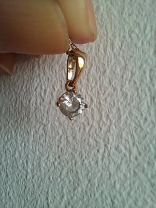 Colgante bañado en oro con cadena