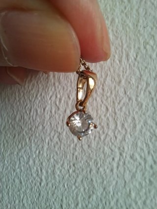 Colgante bañado en oro con cadena