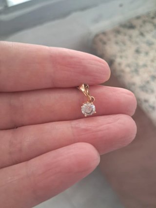 Colgante bañado en oro con cadena
