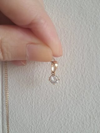 Colgante bañado en oro con cadena