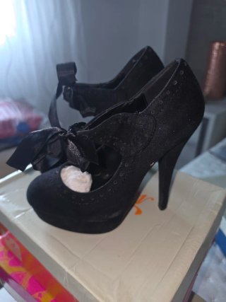 Zapatos de tacón negros con lazo