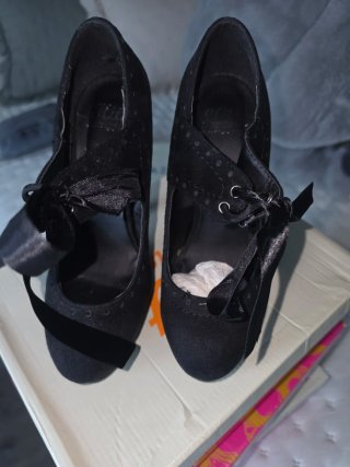 Zapatos de tacón negros con lazo