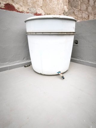Bidón de agua blanco
