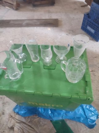 Jarras y vasos de cerveza