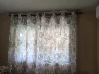 Cortinas de tela con estampado floral,