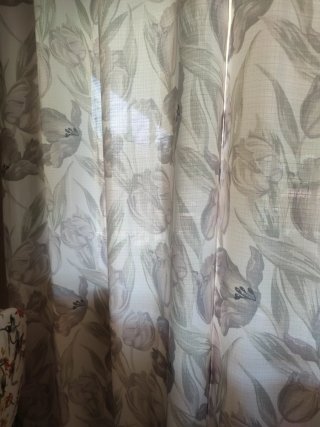 Cortinas de tela con estampado floral,