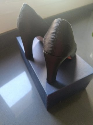 Zapatos de tacón alto en raso negro