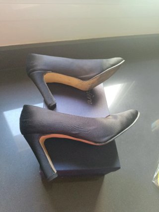 Zapatos de tacón alto en raso negro