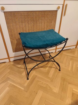Banqueta de metal y tela