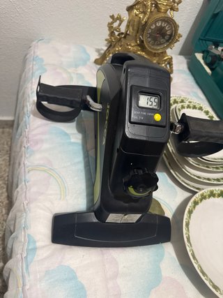 Máquina de escribir, vajilla ,reloj clásico pedal