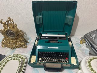 Máquina de escribir, vajilla ,reloj clásico pedal