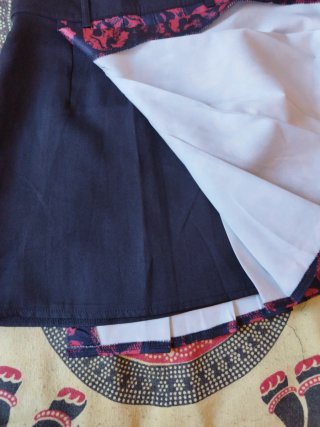 Falda gótica con calaveras roja y azul
