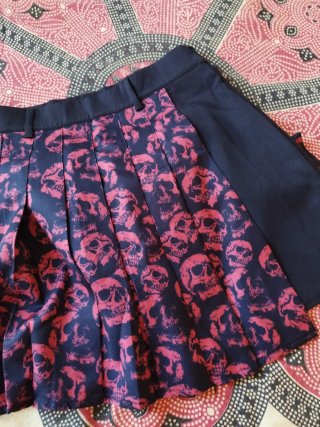 Falda gótica con calaveras roja y azul