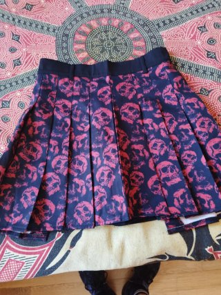 Falda gótica con calaveras roja y azul