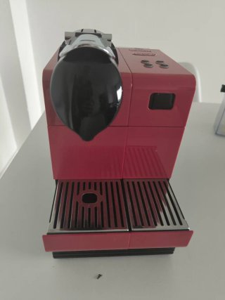 Cafetera Nespresso Delonghi Roja