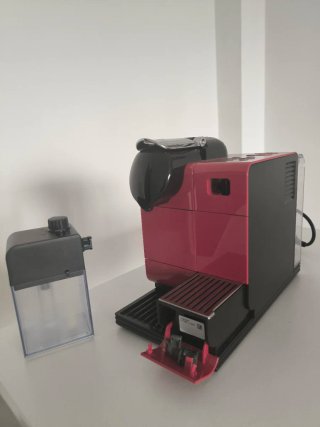 Cafetera Nespresso Delonghi Roja